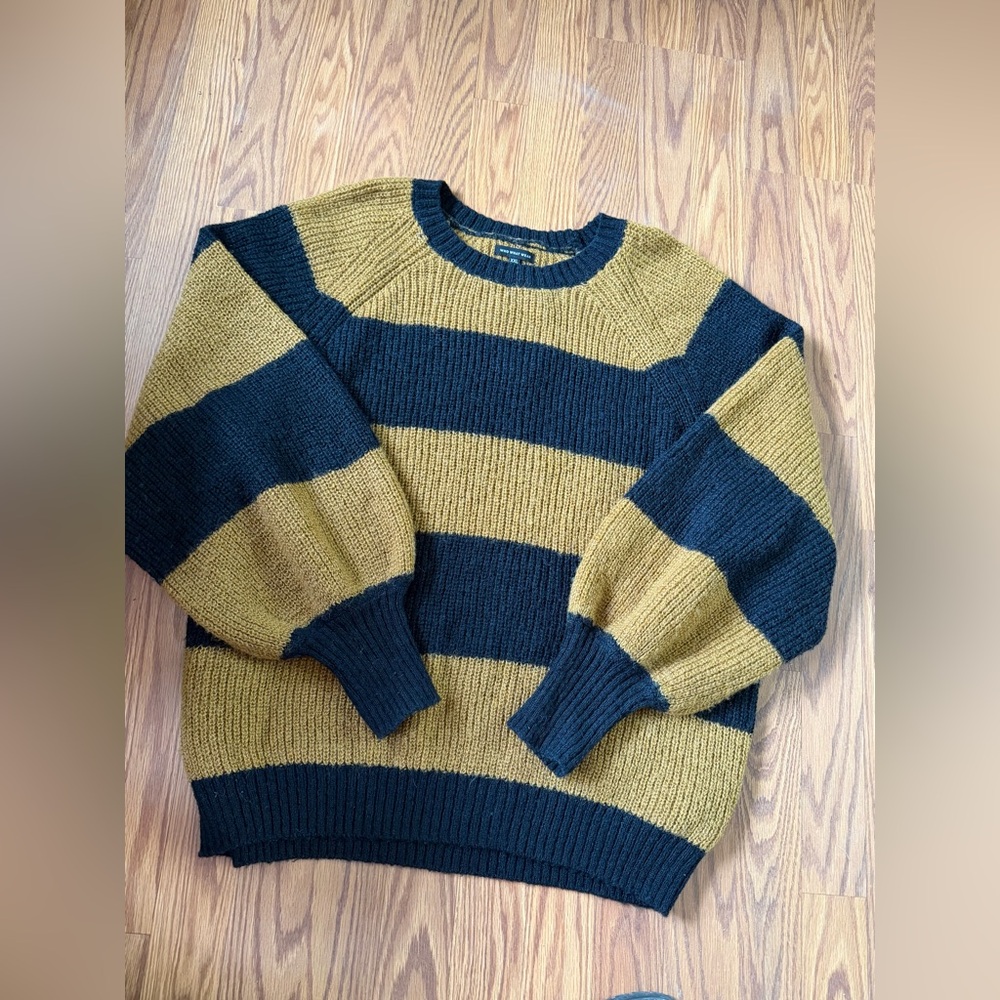 Who What Wear Men's Crewneck Sweater in yellow and navy blue Stripes